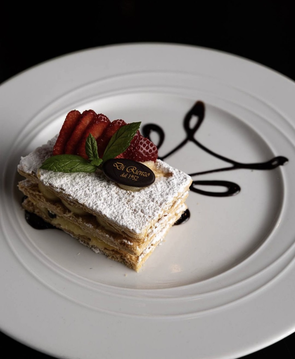 Dolce al cioccolato con decorazioni